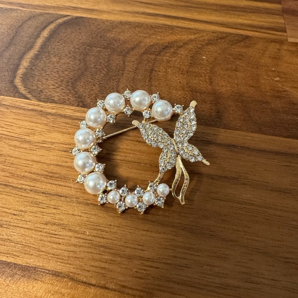 ‼️5/$25‼️Elegant Gold and Pearl Butterfly Brooch